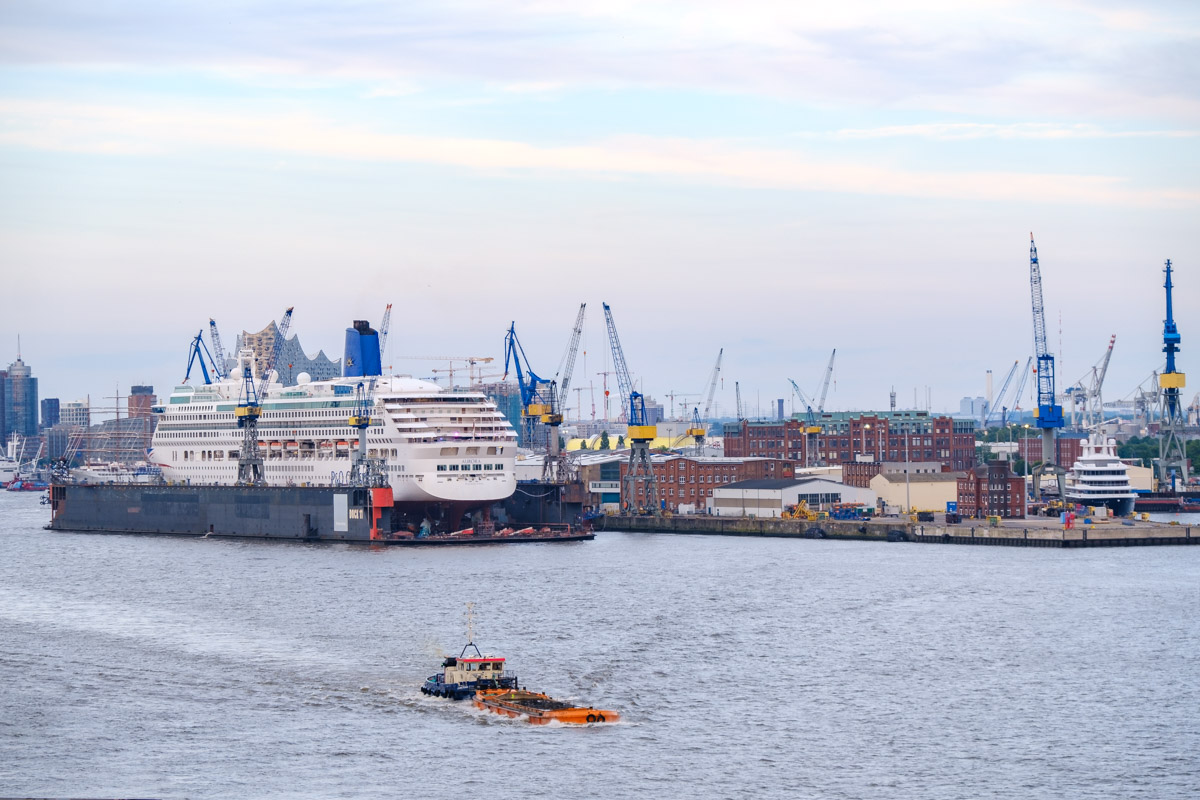 Kreuzfahrtschiff Aurora im Hamburger Hafen