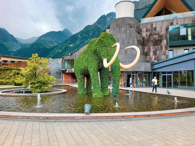 Mammut vor dem Aqua Dome in Tirol
