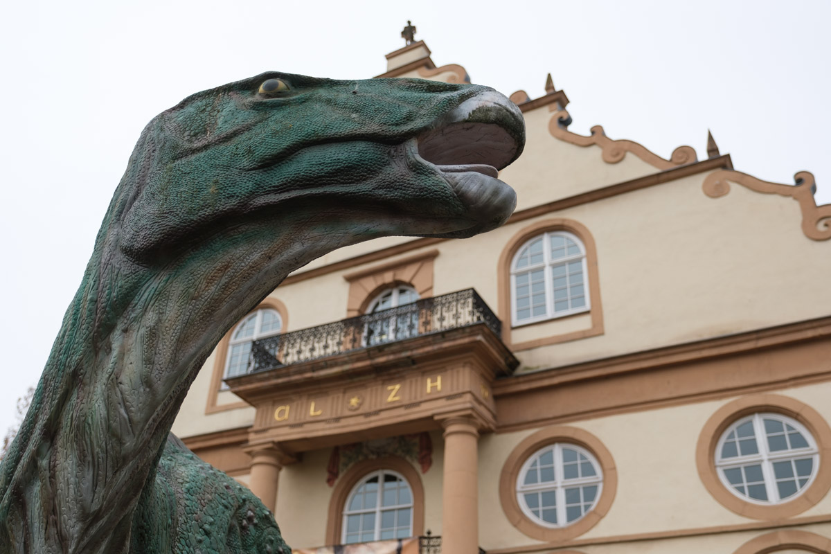 Dinosaurier vor dem Ottoneum, Kassel