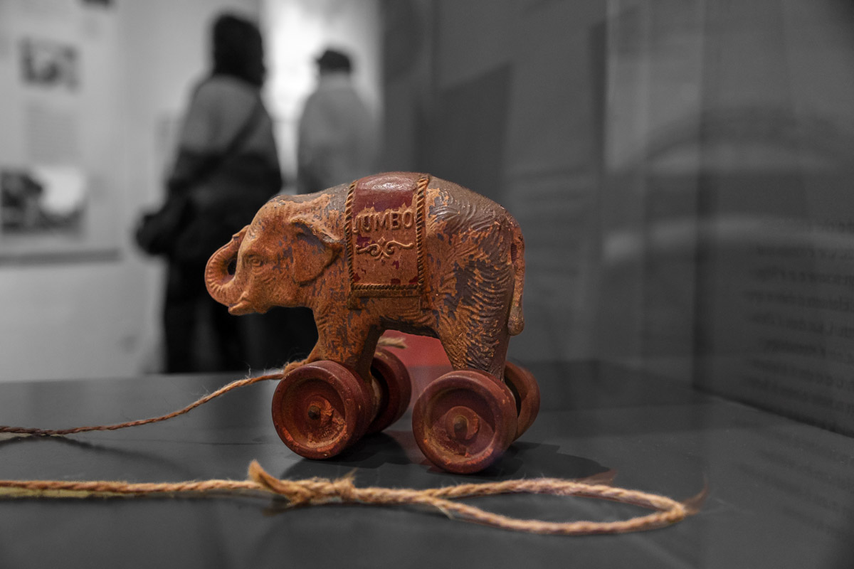 Kinderspielzeug, Elefantenausstellung im Ottoneum in Kassel