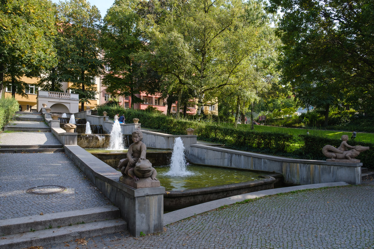 Wassertreppe mit Putten auf Krododilen, Körnerpark, Berlin-Neukölln