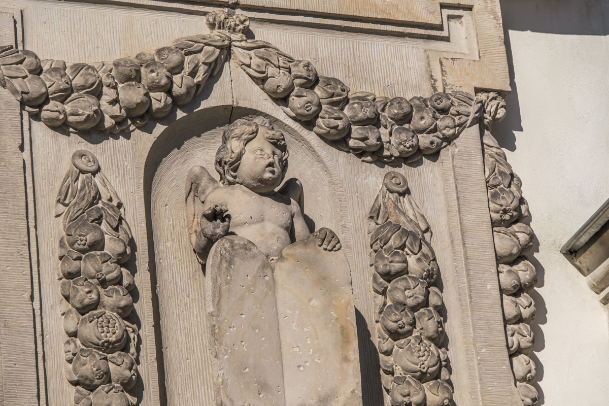 Engelrelief an der Schlosskirche Altlandsberg